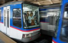 FOTO: Penumpang MRT Membludak Dampak Krisis BBM di Filipina