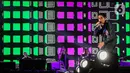 Penampilan penyanyi Afgan Syahreza pada hari kedua konser New Live Experience 2020 di Parkir Barat JIExpo Kemayoran, Jakarta, Minggu (30/8/2020). Dalam penampilannya, Afgan membawakan beberapa lagu hits dari album terbaiknya. (Liputan6.com/Faizal Fanani)
