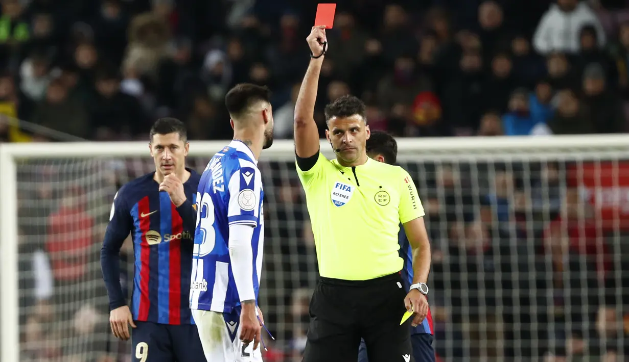 <p>Wasit memberikan kartu merah kepada Brais Mendez dari Real Sociedad selama Copa del Rey antara Barcelona dan Real Sociedad di stadion Camp Nou, di Barcelona, Spanyol, Kamis (26/1/2023). Barcelona menang tipis atas Real Sociedad dengan skor 1-0. (AP Photo/Joan Monfort)</p>