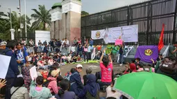 Mahasiswa bersama Koalisi Masyarakat Sipil menggelar aksi bertajuk 'Piknik Nasional Rakyat' di depan gerbang utama gedung MPR/DPR/DPD RI, Jakarta, Jumat (5/9/2025). (merdeka.com/Arie Basuki)