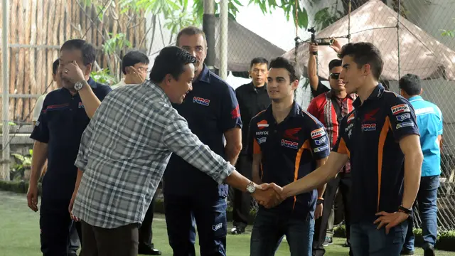 Menpora Imam Nahrawi bersama duo pebalap Repsol Honda MotoGP, Marc Marquez dan Dani Pedrosa.