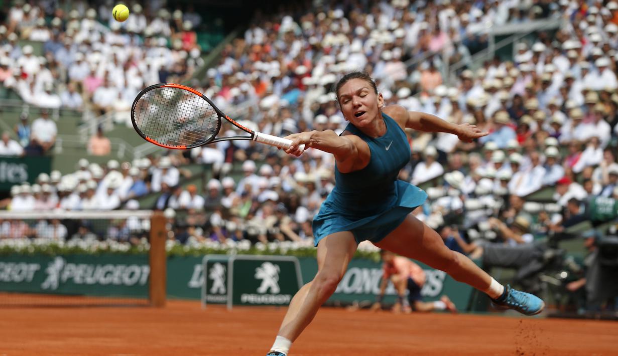 Simona Halep berusaha menjangkau bola pukulan Sloane Stephens pada final Prancis Terbuka 2018 di Roland Garros stadium, Paris, Prancis, (9/6/2018). Simona menang 3-6, 6-4, 6-1. (AP/Thibault Camus)