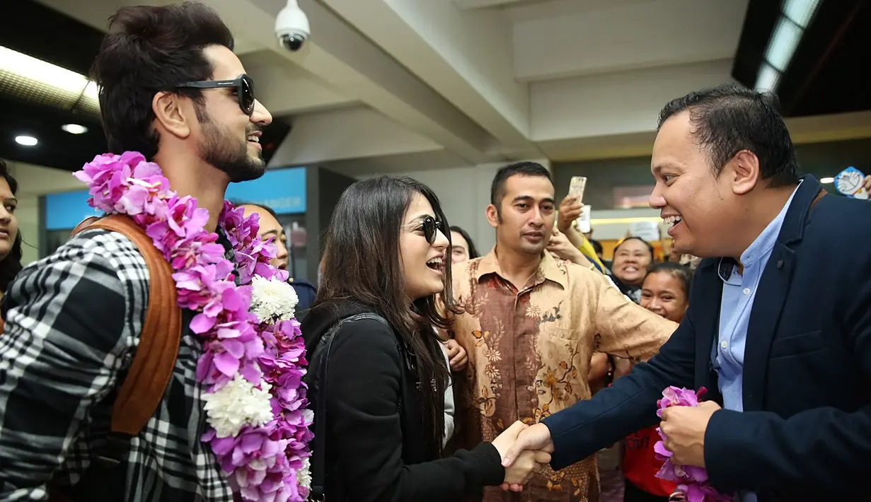 Sebelum Shakti Arora dan Radhika tiba, para penggemarnya sudah menunggu dan memadati area Bandara sejak beberapa jam sebelumnya. Mereka rela habiskan waktu berjam-jam demi bertemu sang idola. (Bambang E. Ros/Bintang.com)