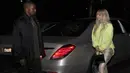 Kanye West terlihat menggunakan jaket berwarna hitam dan celana berwarna senada. (Splash News/DailyMail)