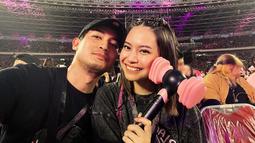 Sama seperti Shenina dan Angga Yunanda, Hanggini dan Luthfi Aulia juga nonton di hari kedua. Meski tak terlalu hafal dengan lagu-lagu yang dinyanyikan oleh Blackpink, Luthfi Aulia ungkap senang bisa menemani sang pacar nonton girl grup kesayangannya itu. Kompak pakai baju warna hitam, pasangan yang CLBK ini makin selaras. Abadikan momen Hanggini nyanyi Boombayah secara diam-diam di Instagram, netizen semakin gemas melihat kebersamaan pasangan ini. (Liputan6.com/IG/@hanggini)