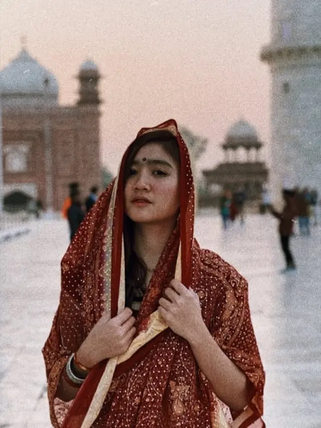 Gaya Febby Rastanty Kenakan Pakaian India (sumber: instagram/febbyrastanty)