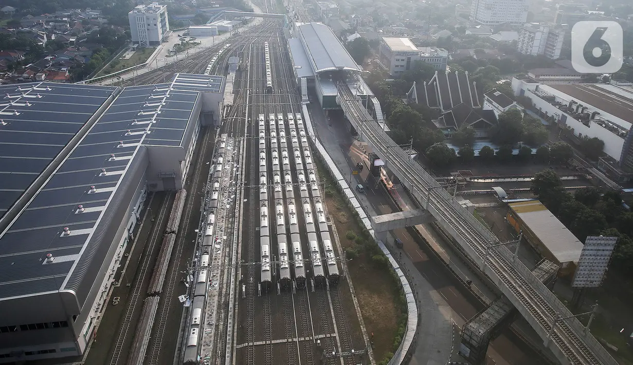 <p>Suasana Depo MRT Lebak Bulus, Jakarta, Senin, (12/7/2021). PT MRT Jakarta (Perseroda) mewajibkan penumpang membawa dokumen perjalanan, termasuk Surat Tanda Registrasi Pekerja (STRP) untuk mendukung penerapan Pemberlakuan Pembatasan Kegiatan Masyarakat atau (PPKM) Darurat. (Liputan6.com/Johan Tallo)</p>