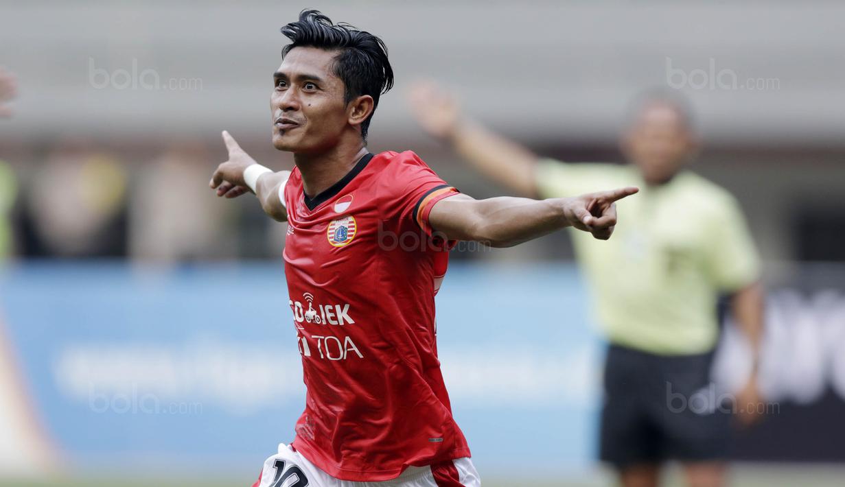 Striker Persija, Rudi Widodo, melakukan selebrasi usai mencetak gol ke gawang Persegres pada laga Liga 1 Indonesia di Stadion Patriot, Bekasi, Sabtu (14/10/2017). Persija menang 5-0 atas Persegres. (Bola.com/M Iqbal Ichsan)
