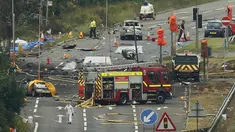 Tim penyelamat dan petugas investigasi berada di lokasi jatuhnya jet Hawker Hunter di Jalan Raya A27, Shoreham, Inggris, Minggu (23/8/2015). Pesawat yang tengah mengikuti Shoreham Airshow tersebut menewaskan sedikitnya tujuh orang.(REUTERS/Luke MacGregor)