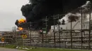 Kebakaran melanda tempat penyimpanan bahan petrokimia di Intercontinental Terminals Co (ITC) di Deer Park, Texas, Senin (18/3). ITC yang dimiliki Mitsui & Co Jepang melaporkan tidak ada cedera diantara stafnya. (Godofredo Vasquez/Houston Chronicle via AP)