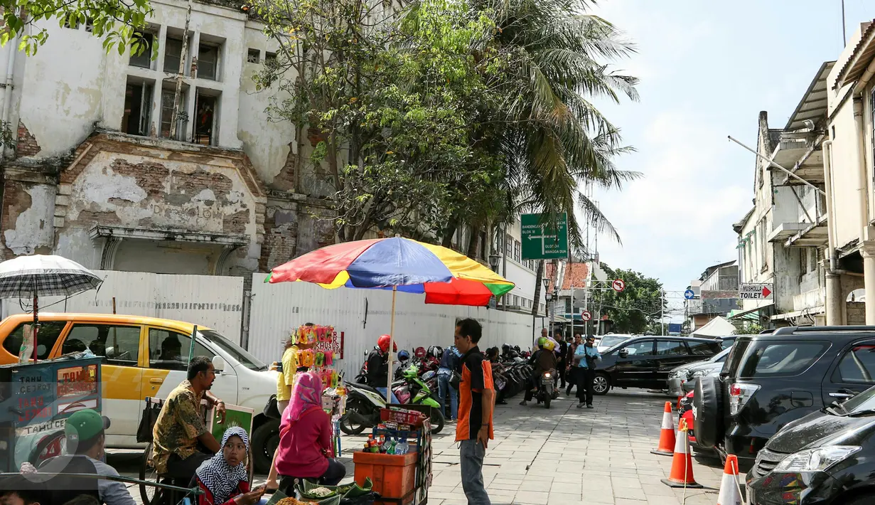 Suasana di sekitar kawasan wisata Kota Tua, Jakarta, Jumat (4/3). Pemprov DKI membutuhkan dana Rp200 miliar untuk merevitalisasi Kota Tua dan tidak memakai dana APBD DKI Jaya, melainkan dana CSR perusahan-perusahaan. (Liputan6.com/Yoppy Renato)