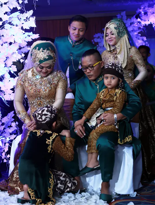 Kemeriahan acara resepsi khitanan Rizwan merupakan salah satu bentuk kasih sayang Sule sebagai orang tua. (Wimbarsana/Bintang.com)