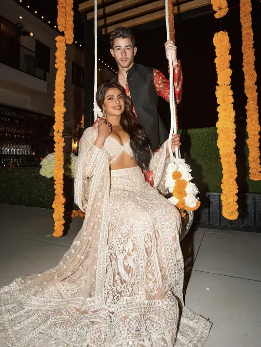 Bahkan cuttingan yang glamor membuat keduanya tampak megah. [Foto: Instagram/ Priyanka Chopra]