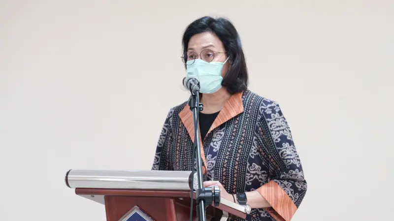 Menkeu Sri Mulyani melantik 2 pejabat di lingkungan Kementerian Keuangan. Dalam pelantikan ini Sri Mulyani menggunakan masker dan tetap menjaga jarak. (Dok Kemenkeu)