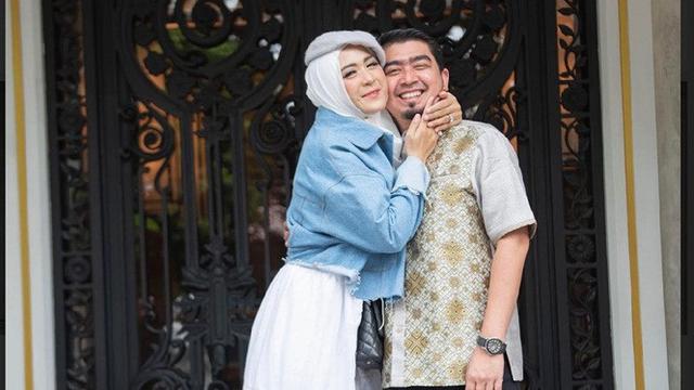 7 Potret Mesra Ustaz Solmed dan April Jasmine yang Jarang Tersorot