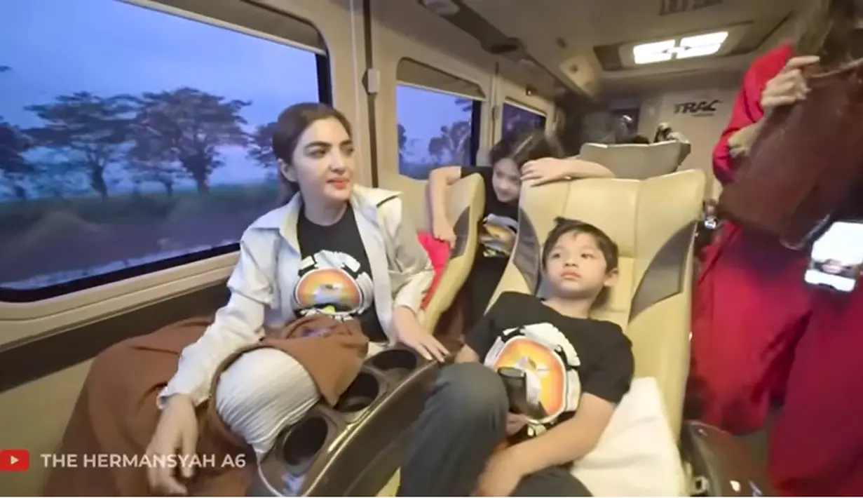 Rombongan Anang Hermansyah mudik dengan jalur darat yaitu dengan naik bus. Tidak hanya kru A6,tapi juga terlihat Thariq Halilintar ikut dalam rombongan. [Youtube/The Hermansyah A6]