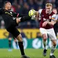 Pemain Manchester City Gabriel Jesus (kiri) dan pemain Burnley Ben Mee berebut bola pada pertandingan Liga Inggris di Turf Moor, Burnley, Inggris, Selasa (3/12/2019). The Citizens mencukur Burnley 1-4, Gabriel Jesus mencetak dua gol. (Martin Rickett/PA via AP)