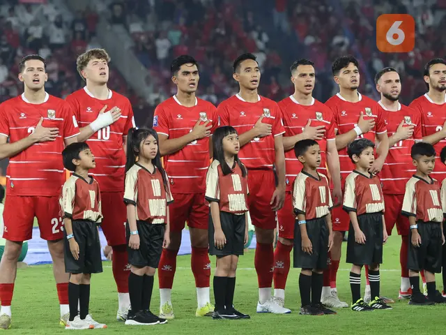 Para pemain Timnas Indonesia menyanyikan lagu kebangsaan Indonesia Raya dalam laga final FIFA Series 2026 melawan Bulgaria di Stadion Utama Gelora Bung Karno (SUGK), Senayan, Jakarta, Senin (30/03/2026). (Bola.com/M Iqbal Ichsan)