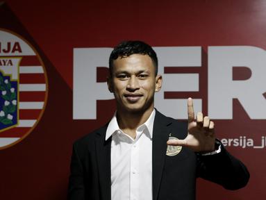 Pemain baru Persija Jakarta, Osvaldo Haay, berpose usai diperkenalkan di Kantor Persija, Kuningan, Jakarta, Senin, (10/2/2020). Pemain andalan Timnas Indonesia U-23 itu resmi memperkuat Macan Kemayoran musim depan. (Bola.com/M Iqbal Ichsan)