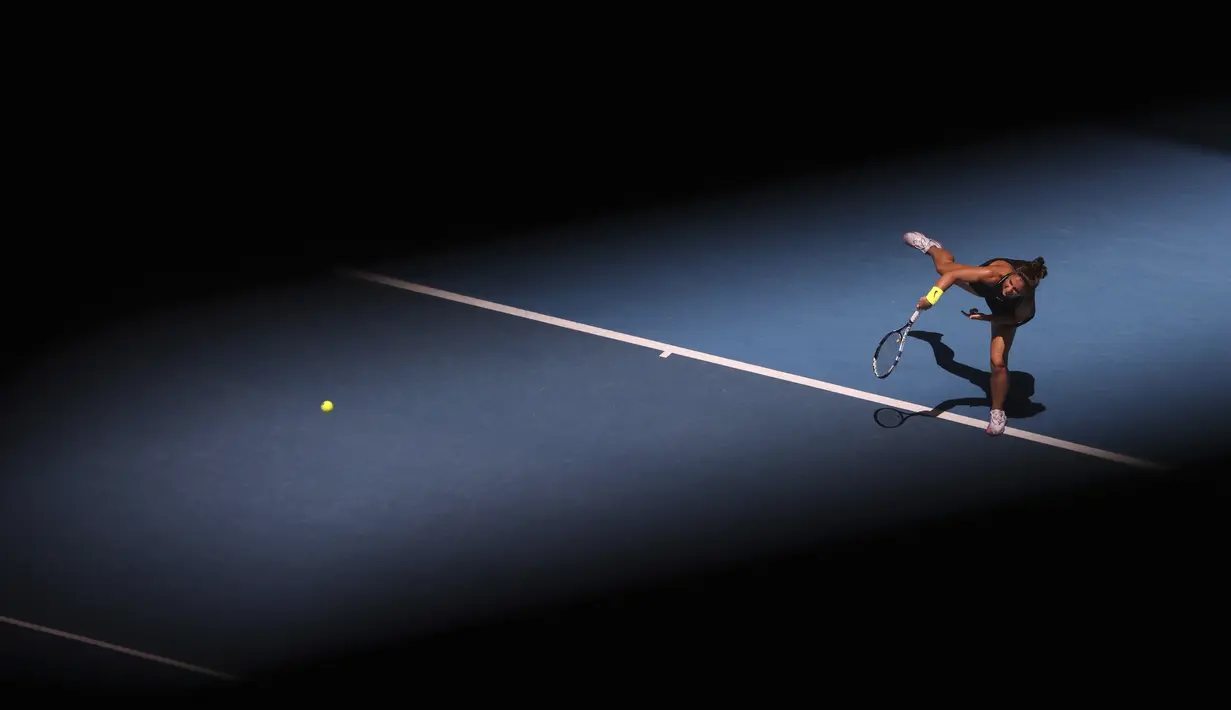 Petenis Italia Sara Errani melakukan servis kearah petenis Taiwan Hsieh Su-Wei dalam ajang Australia Open di Melbourne. (Foto: AP/Hamish Blair)