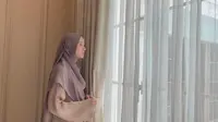Inspirasi Gaya Hijab Laudya Cynthia Bella, Simpel dan Elegan