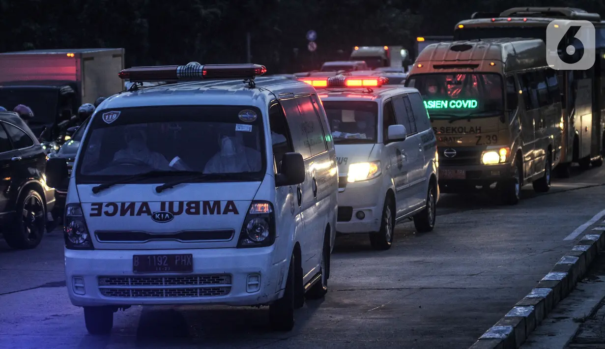 Antrean ambulans saat mengantarkan pasien positif Covid-19 di pintu masuk RSD Wisma Atlet Kemayoran, Jakarta, Kamis (10/6/2021). Meningkatnya jumlah warga yang terpapar Covid-19 menyebabkan antrean ambulans yang hendak masuk ke RSD Wisma Atlet Kemayoran. (merdeka.com/Iqbal S. Nugroho)