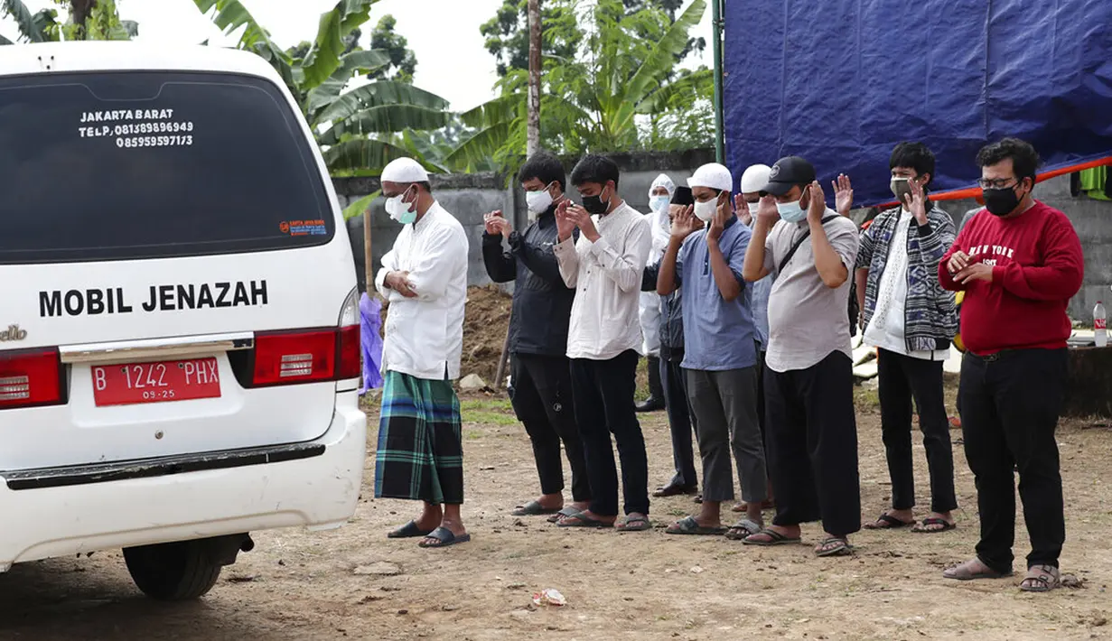 FOTO: Duka Kerabat Korban COVID-19 di TPU Rorotan - Foto Liputan6.com