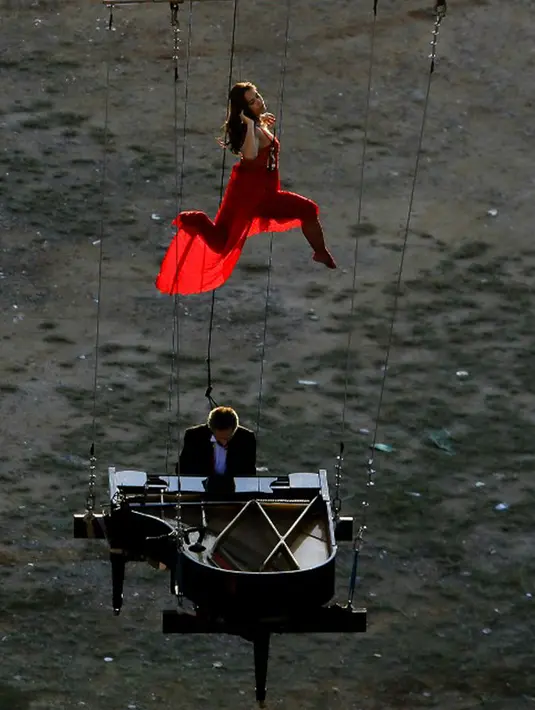 Pianis Ricardo de Castro Monteiro didampingi penari melakukan aksi bermain piano di udara selama Virada Cultural di Brasil (22/6/2015). Virada Cultural merupakan acara budaya 24 jam tanpa gangguan dengan berbagai cara unik.  (AFP PHOTO/Miguel Schincariol)