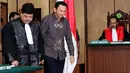 Terdakwa kasus dugaan penistaan agama Basuki Tjahaja Purnama (Ahok) memasuki ruang sidang lanjutan di PN Jakarta Utara, Selasa (26/12). Persidangan ketiga ini beragenda pembacaan putusan sela oleh majelis hakim. (Liputan6.com/Eko Siswono Toyudho/Pool)