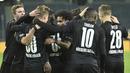 Para pemain Borussia Moenchengladbach, merayakan gol kedua Gladbach yang dicetak bek Nico Elvedi, dalam laga lanjutan Liga Champions 2020/21 Grup B melawan Shakhtar Donetsk di Moenchengladbach, Jerman, Kamis (26/11/2020). Gladbach menang 4-0 atas Shakhtar. (AFP/Ina Fassbender)