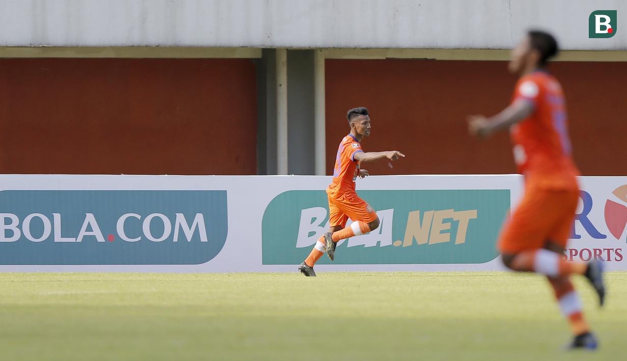 Berawal dari skema sepak pojok, Assanur Rijal yang tidak dikawal ketat sukses menanduk bola ke gawang Fitranto. Skor berubah menjadi 1-0 untuk keunggulan Persiraja. (Bola.com/Arief Bagus)