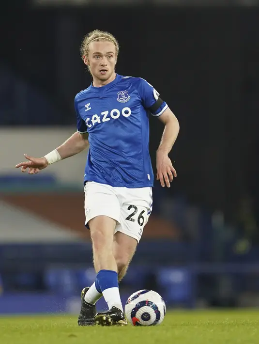 Gelandang Everton, Tom Davies mengontrol bola saat bertanding melawan Tottenham Hotspur pada pertandingan lanjutan Liga Inggris di Goodison Park di Liverpool, Inggris, Sabtu (17/4/2021). Sementara, Tottenham satu tingkat di atasnya dengan hanya berjarak satu angka. (Peter Powell / Pool via AP)