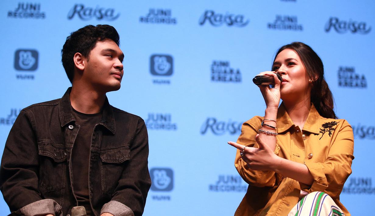 Lagu "Kembali" ditulis Raisa bersama penyanyi Mikha Angelo dari grup vokal The Overtunes. Sementara Marco Steffiano menjadi produser dari pembuatan lagu ini. Pembuatan lagu ini pun tidak lah lama dan sangat total digarap Raisa. (Deki Prayoga/Kapanlagi)