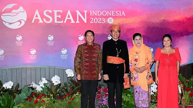 Presiden Joko Widodo (Jokowi) dan Ibu Negara Iriana Jokowi menyambut Presiden Filipina Ferdinand Marcis Jr dan Ibu Negara Louise Marcos saat gala dinner KTT ASEAN 2023 di Hutan Kota Gelora Bung Karno (GBK), Jakarta, Rabu (6/9/2023).