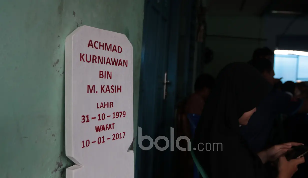 Batu nisan almarhum Achmad Kurniawan di rumah duka, Cijantung, (11/1/2017). (Bola.com/Nicklas Hanoatubun)