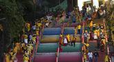 Umat Hindu berjalan di lantai atas kuil Sri Subramaniyar dalam prosesi selama festival Thaipusam di Gua Batu di pinggiran Kuala Lumpur, Malaysia, Selasa (18/1/2022). Acara tetap mematuhi prosedur operasi standar yang ketat karena pandemi COVID-19. (AP Photo/ Vincent Thian)