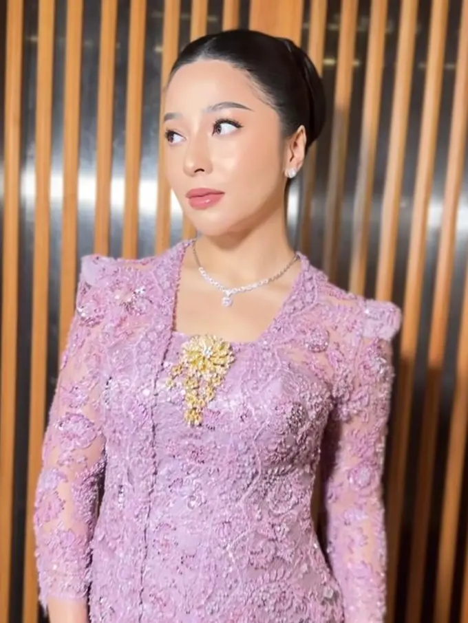 6 Gaya Nikita Willy Kenakan Kebaya Ungu saat Kondangan, Pancarkan Aura Bumil yang Makin Cantik dan Glowing