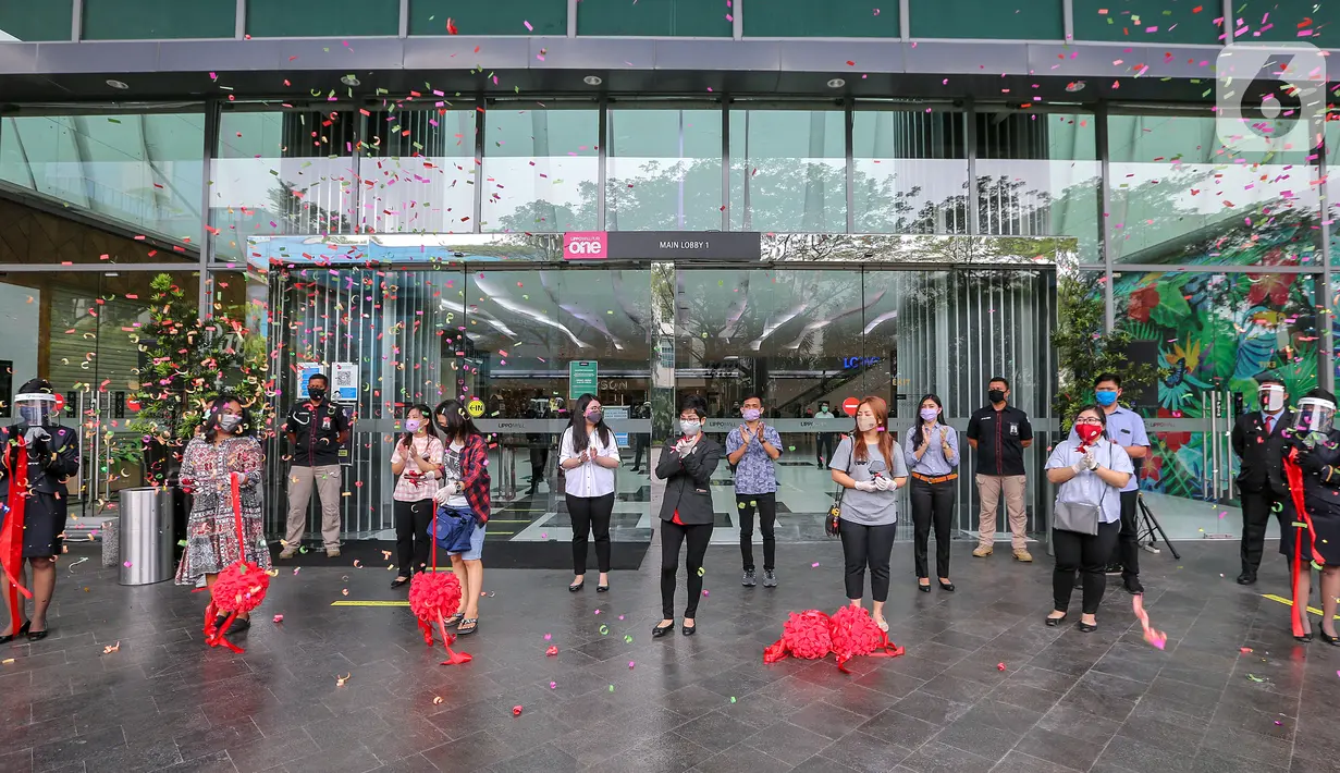 Associate Director Lippo Malls Indonesia (tengah) bersama dengan pengunjung saat pembukaan malls pasca berakhirnya PSBB menuju transisi di Lippo Mall Puri, Jakarta, Senin (15/6/2020). Menuju New Normal sejumlah pusat perbelanjaan di wilayah Jakarta kembali beroperasi. (Liputan6.com/Fery Pradolo)
