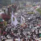 Ratusan massa berkonvoi mengawal Rizieq Shihab usai tiba di Bandara Soekarno-Hatta, Tangerang, Banten, Selasa (10/11/2020). Konvoi tersebut dilakukan untuk mengawal perjalan Rizieq Shihab menuju kediamannya di Petamburan, Jakarta. (Liputan6.com/Angga Yuniar)