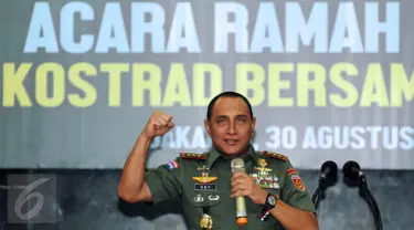 Pangkostrad Letjen Edy Rahmayadi menyampaikan keterangan pada acara Ramah Tamah di Makostrad, Jakarta, Selasa (30/8). Edy Rahmayadi menyampaikan kesiapannya maju sebagai Bakal Calon Ketua PSSI periode 2016-2020. (Liputan6.com/Helmi Fithriansyah)