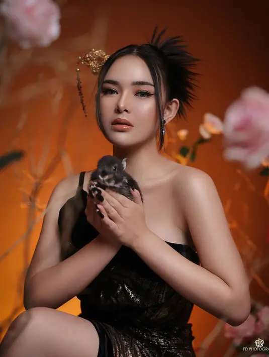 Hasil photohshoot yang tak kalah mengesankan dari Amanda Manopo adalah ini. Ia berpose memegang seekor hewan menggemaskan, dengan asymmetrical dress bernuansa hitam yang berkilauan dipenuhi payet. Riasan wajah dan tatanan rambut, serta sematan hair-piece menyempurnakan penampilannya di foto ini. [Foto: Instagram/fdphotography90]