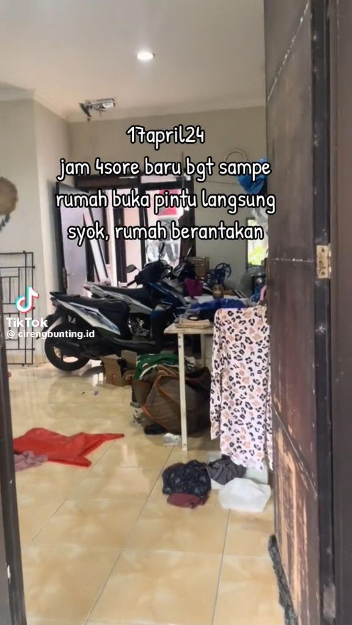 "17 April 2024, jam 4 sore baru bgt sampe rumah buka pintu langsung syok, rumah berantakan," tulisnya di awal video yang diunggahnya.