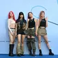 Anggota girlband K-pop, KISS OF LIFE, (Ki-ka) Belle, Natty, Julie, dan Haneul berpose di atas karpet biru di Seoul Fashion Week Musim Semi/Musim Panas 2024 di Dongdaemun Design Plaza, Seoul (5/9/2023). (Jung Yeon-je/AFP)