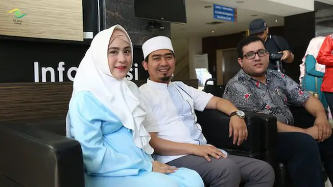 Ustaz Solmed dan April Jasmine/copyright Kapanlagi/Akbar Prabowo Triyuwono
