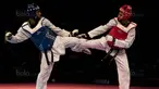 Atlet taekwondo Indonesia, Dinggo Ardian (merah), saat melawan Morrison Samuel, pada final kelas kyorugi -74 kg SEA Games di KLCC, Kuala Lumpur, Minggu (27/8/2017). Kalah di final, Dinggo harus puas meraih perak. (Bola.com/Vitalis Yogi Trisna)