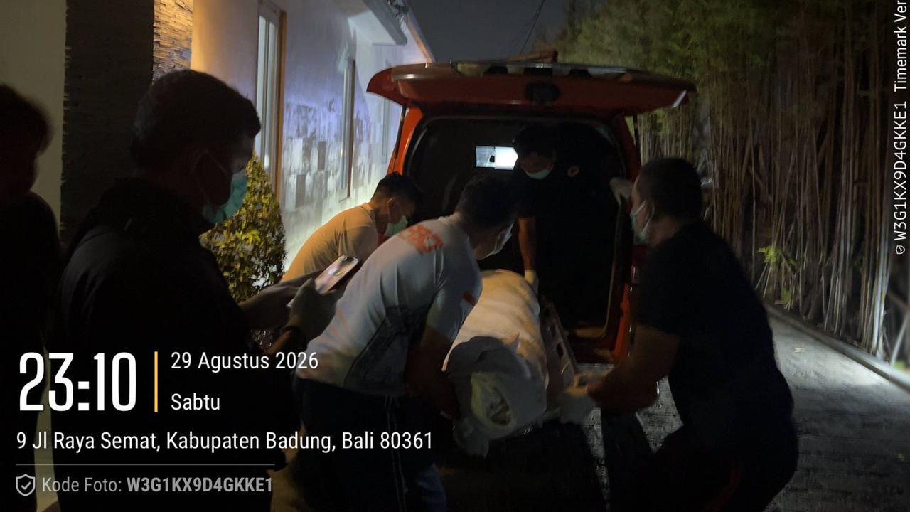 Petugas saat melakukan evakuasi kepada korban. (Dokumen Humas Polda Bali).