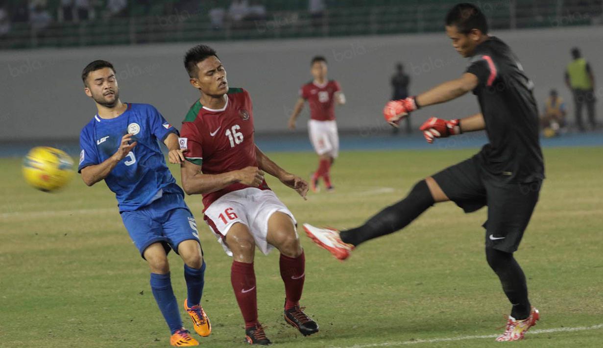 Kiper Timnas Indonesia, Kurnia Meiga, membuang bola dari jangkauan pemain Filipina pada laga Piala AFF 2016 di Philippine Sports Stadium, Filipina, Selasa (22/11/2016). Hingga babak pertama kedudukan masih imbang 1-1. (Bola.com/Nicklas Hanoatubun)
