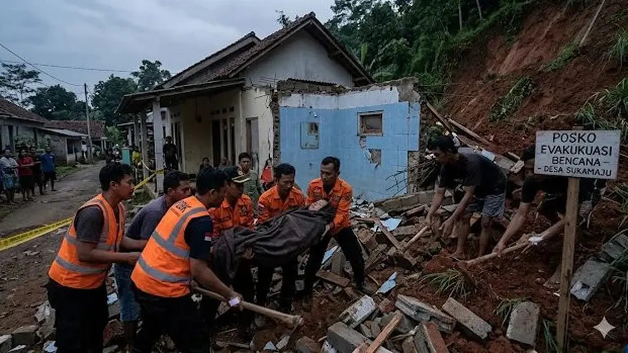 Dramatis! Evakuasi Korban Longsor Sukalarang, Petugas Gali Reruntuhan Pakai Tangan Kosong hingga Luka