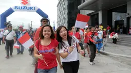 Suporter cantik bersemangat saat mendukung Timnas Indonesia melawan Thailand pada laga AFF Suzuki Cup 2016 di Philippine Sports Stadium, (19/11/2016).  (Bola.com/Nicklas Hanoatubun)