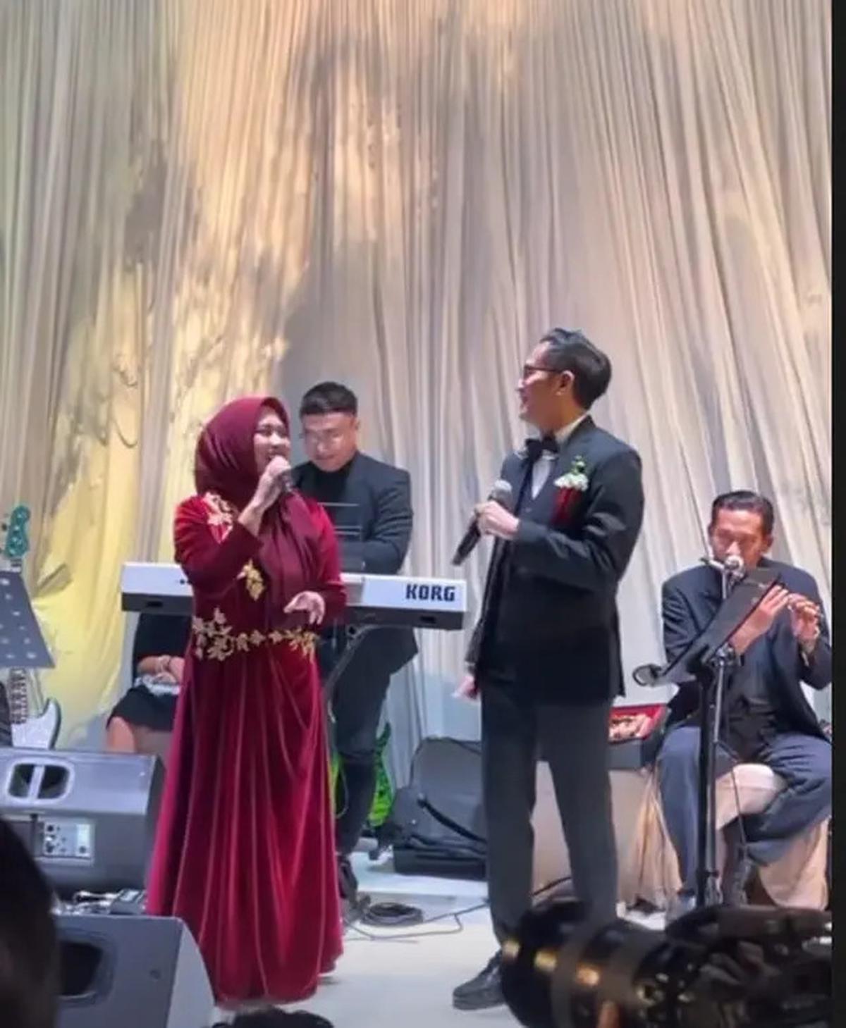 Foto-Foto Aldi Bragi Duet dengan Ikke Nurjanah, Penuh Makna dan Emosional